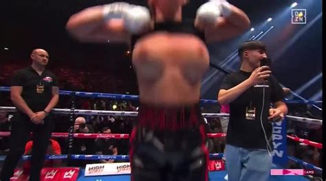 daniela hensley flash|Boxing: Daniella Hemsley flashes crowd after Kingpyn。